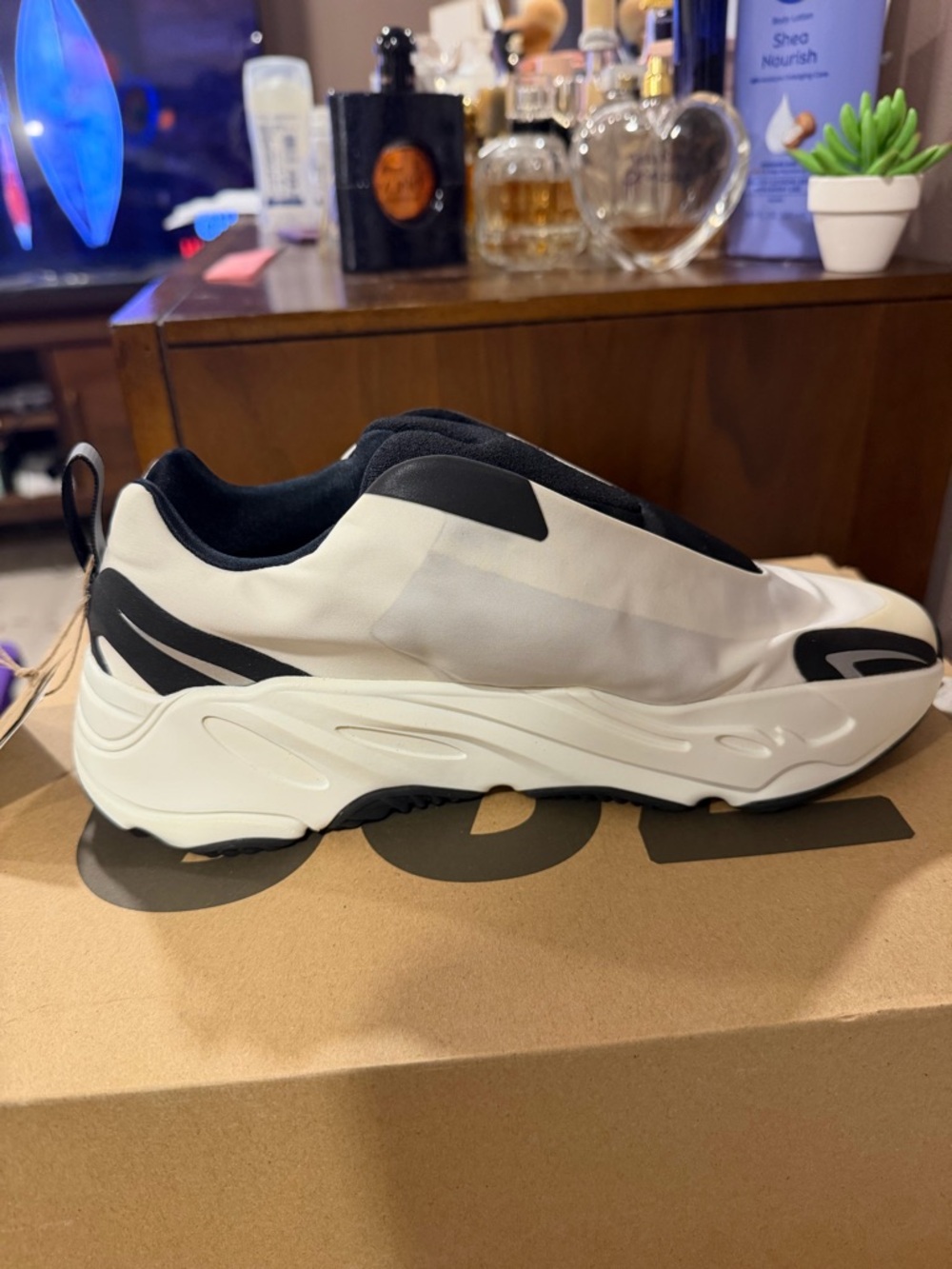 Men's White and Black Adidas YEEZY boost 700 MNVN - Picture 6 of 8